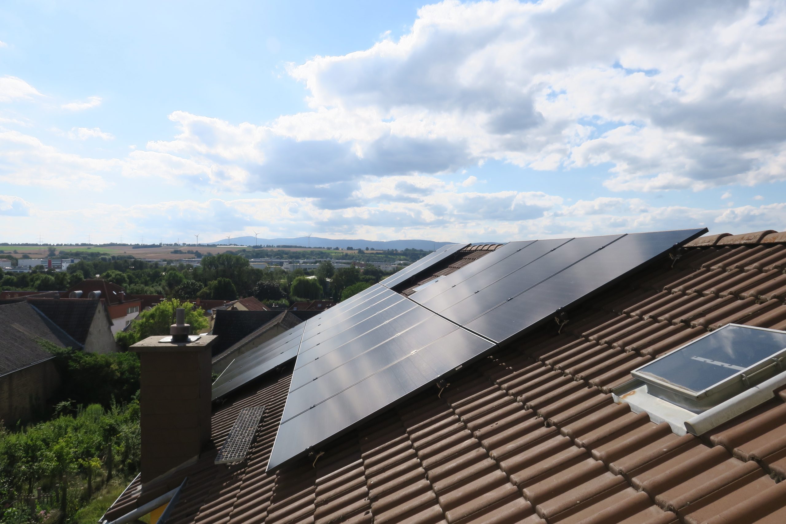 Dach mit Photovoltaikmodulen