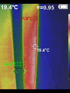 Thermografieaufnahme einer teilweise gedämmten Garagendecke